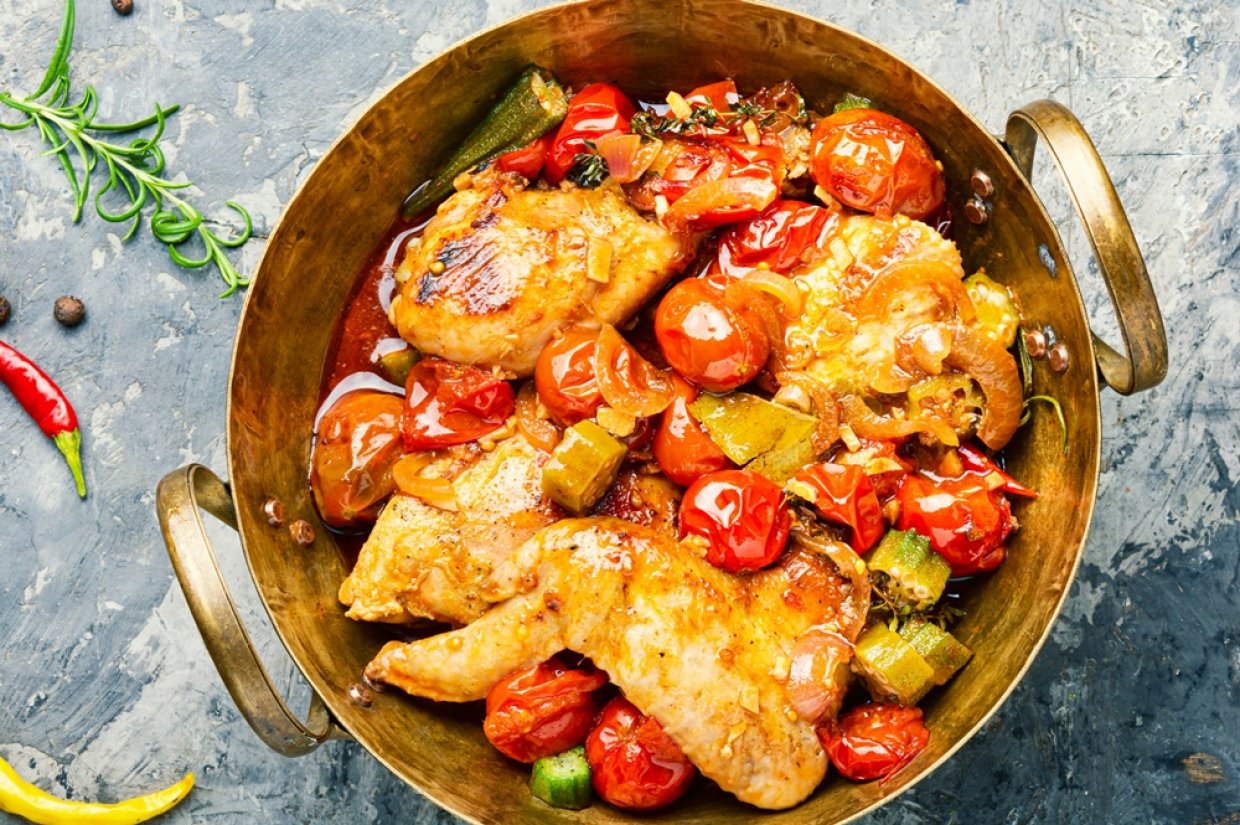 Овощное рагу с курицей в казане на костре Овощное рагу с курицей в казане на костре