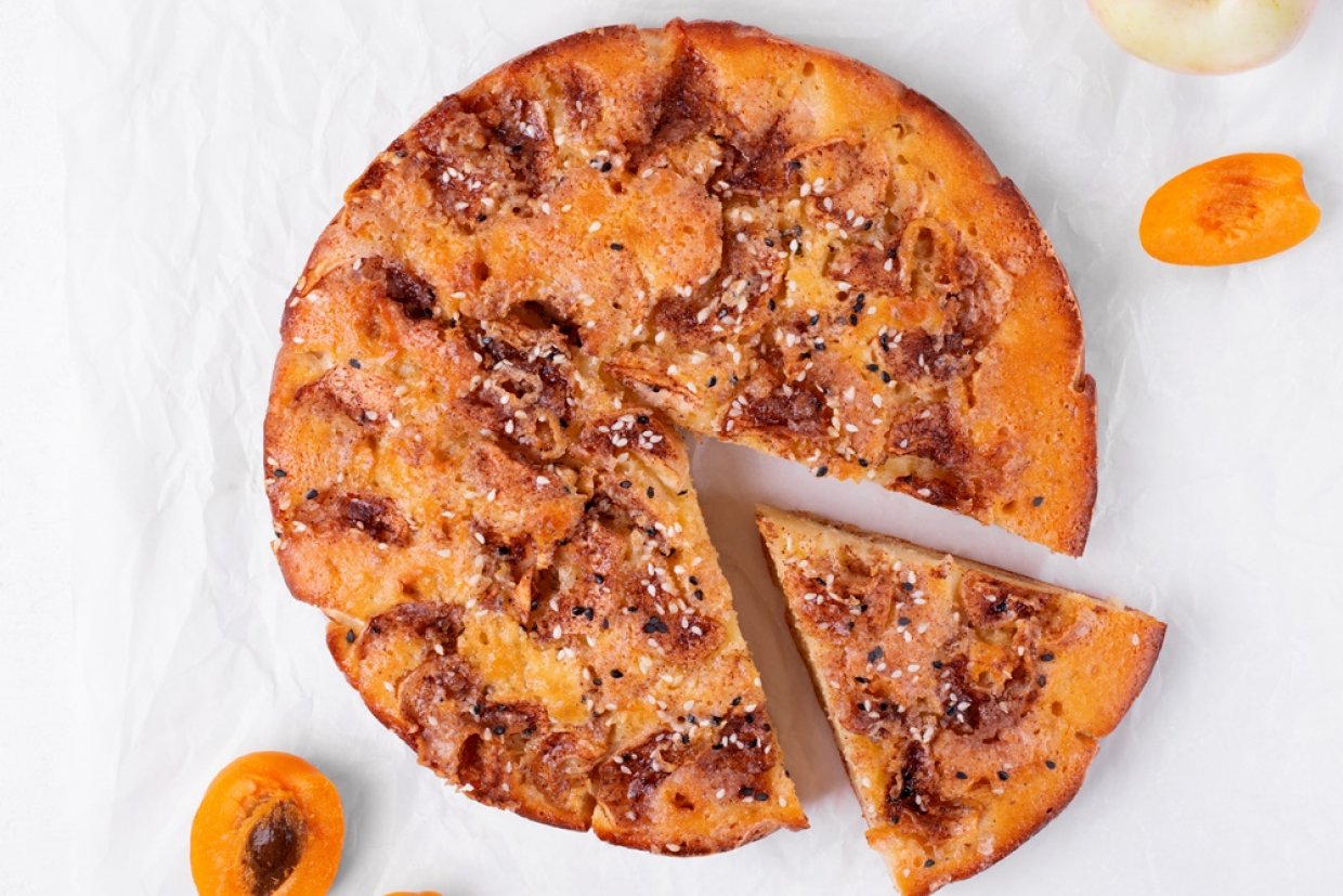 Шарлотка с яблоками и абрикосами Шарлотка с яблоками и абрикосами