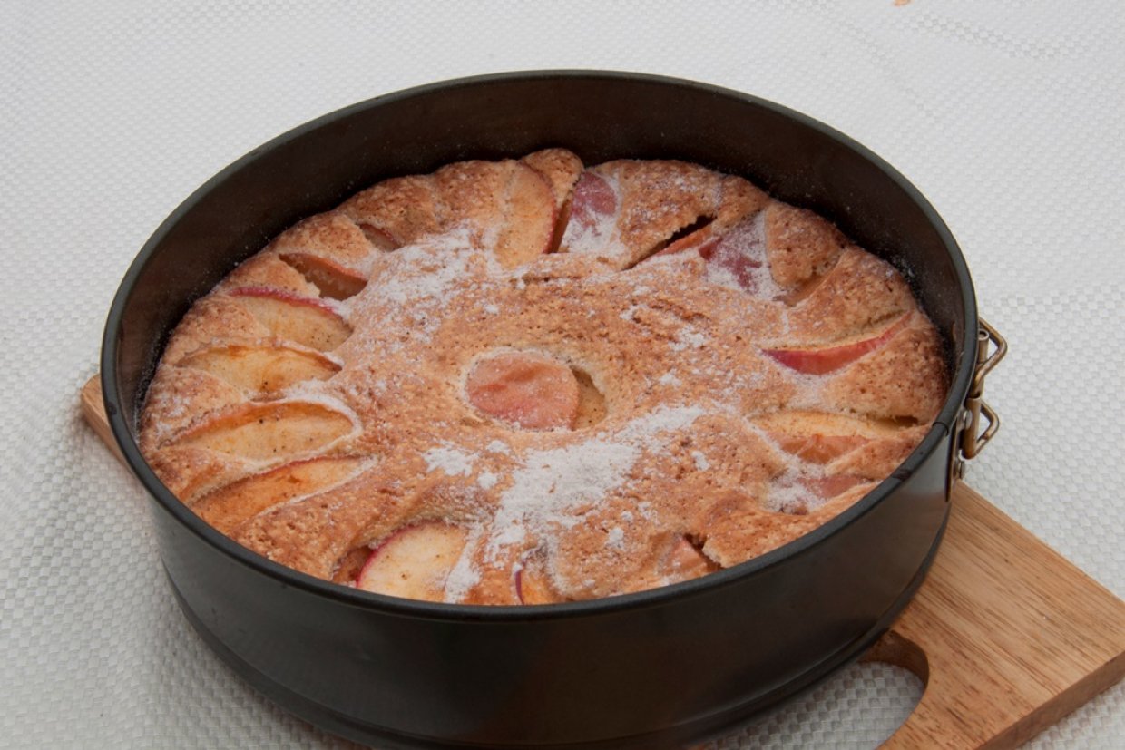 Шарлотка с яблоками с изюмом Шарлотка с яблоками с изюмом