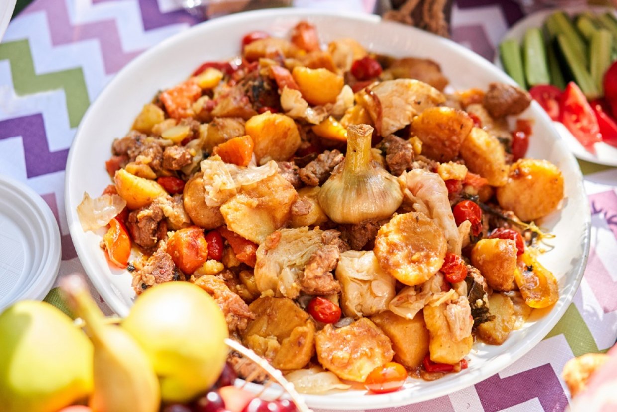 Овощное рагу с мясом и картошкой в казане на костре Овощное рагу с мясом и картошкой в казане на костре