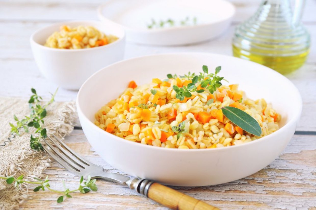 Перловая каша с луком и морковью