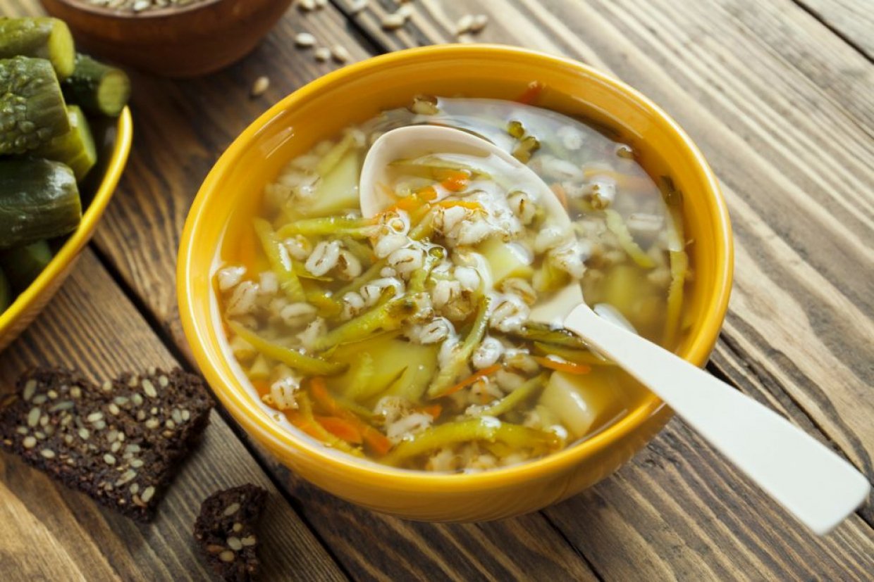 Классический постный рассольник с перловкой и огурцами Классический постный рассольник с перловкой и огурцами