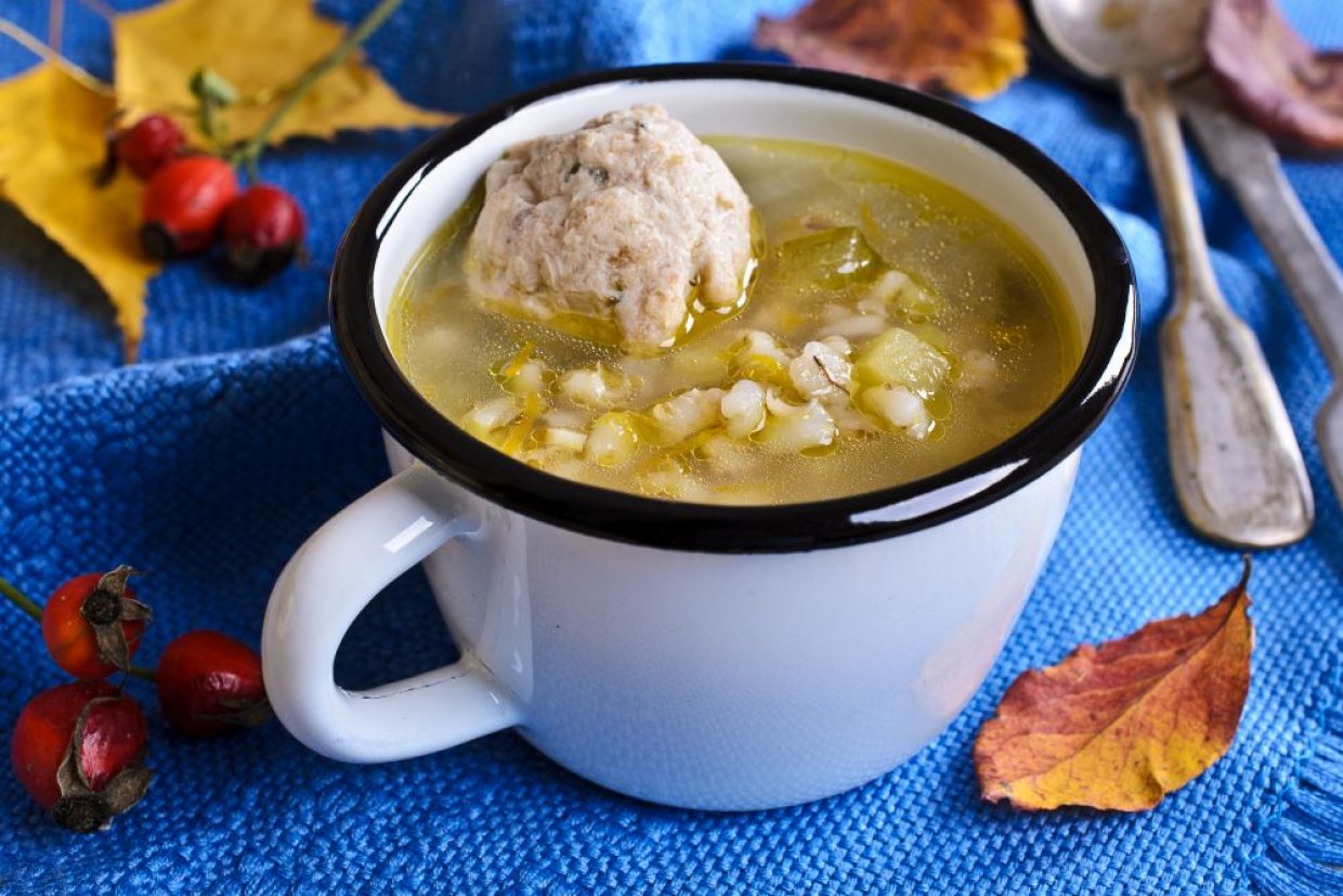 Классический рассольник с перловкой, огурцами и фрикадельками Классический рассольник с перловкой, огурцами и фрикадельками