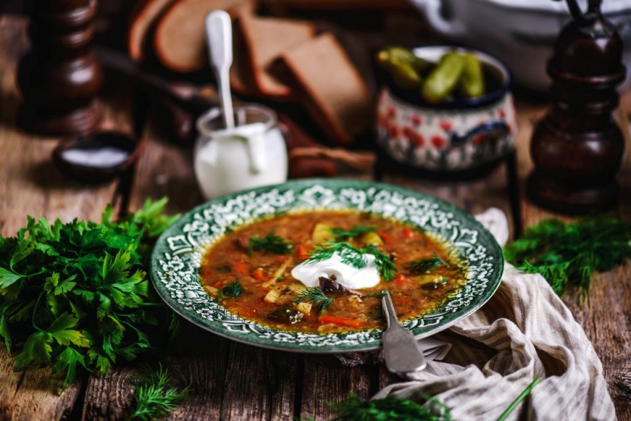 Классический рассольник с перловкой, огурцами и грибами Классический рассольник с перловкой, огурцами и грибами