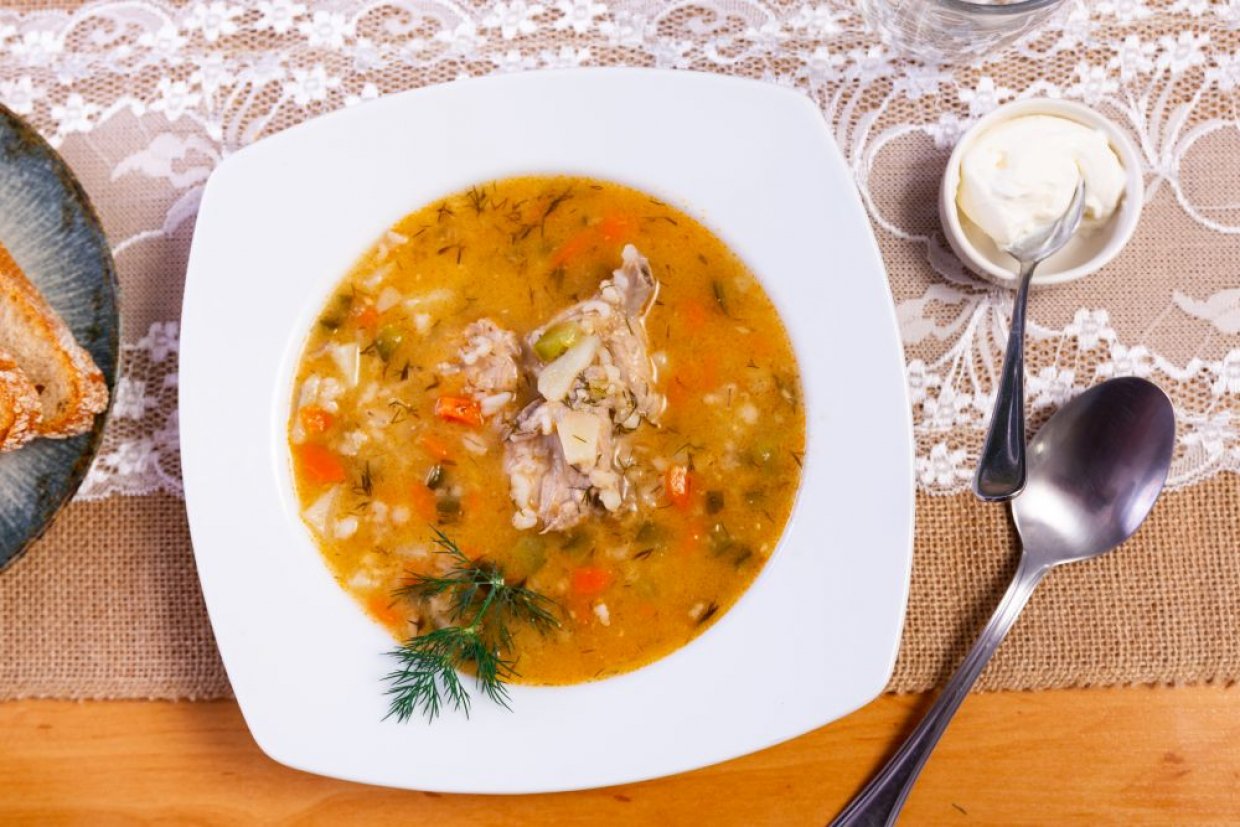 Классический рассольник с перловкой, огурцами и тушенкой Классический рассольник с перловкой, огурцами и тушенкой