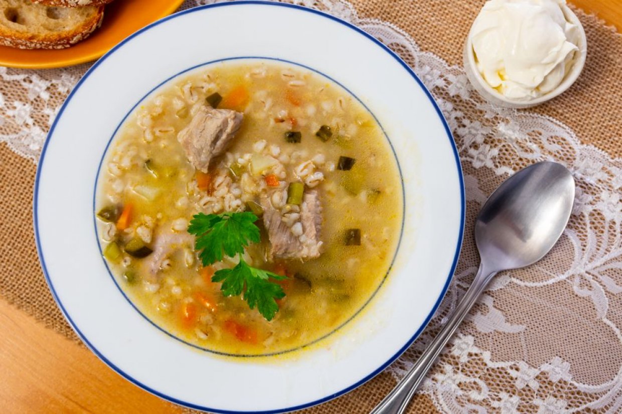Рассольник классический с перловкой, огурцами и свининой Рассольник классический с перловкой, огурцами и свининой