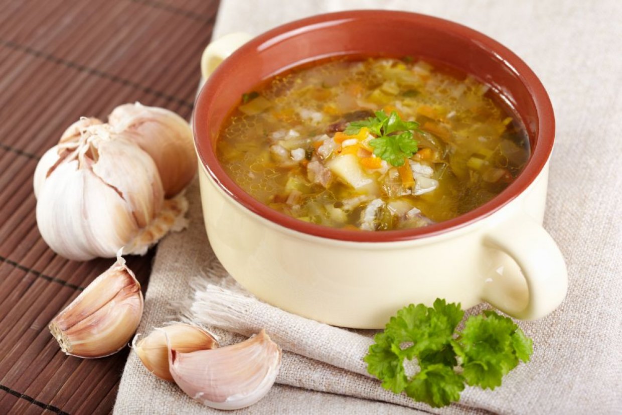 Классический рассольник с перловкой, огурцами и колбасой Классический рассольник с перловкой, огурцами и колбасой