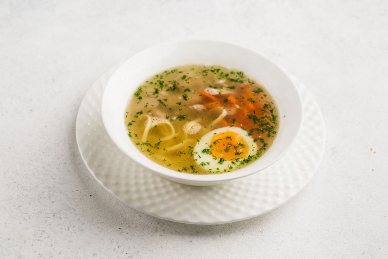 Куриный бульон с лапшой и яйцом Куриный бульон с лапшой и яйцом