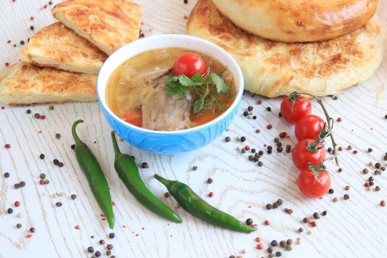 Шурпа из курицы в казане на костре Шурпа из курицы в казане на костре