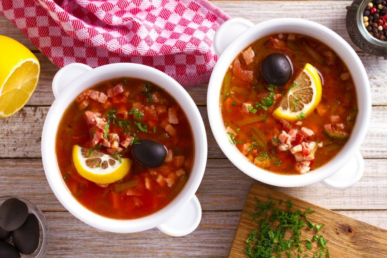 Классическая солянка с картошкой, колбасой, огурцом и маслинами Классическая солянка с картошкой, колбасой, огурцом и маслинами