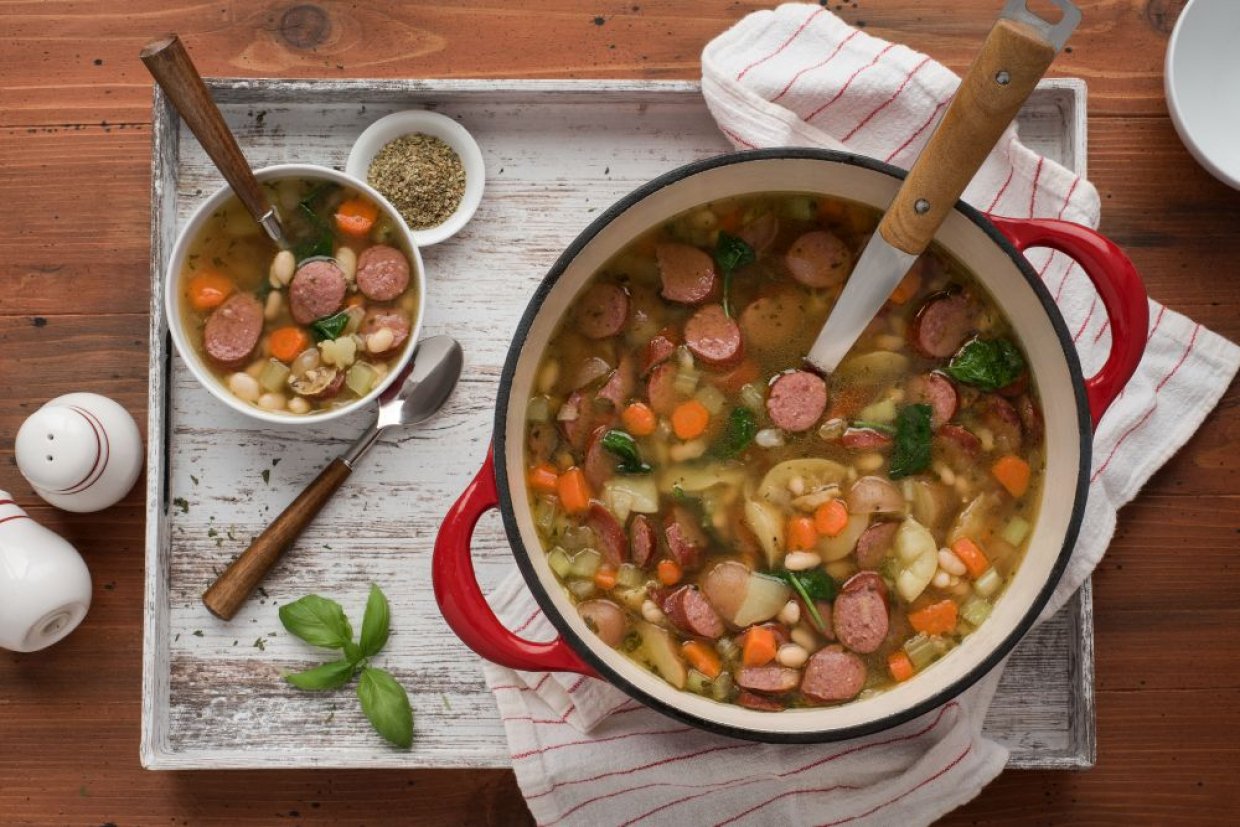 Охотничий суп с колбасками и фасолью Охотничий суп с колбасками и фасолью