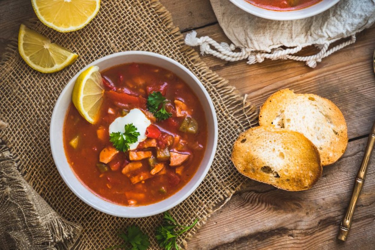 Солянка на курином бульоне с колбасой Солянка на курином бульоне с колбасой