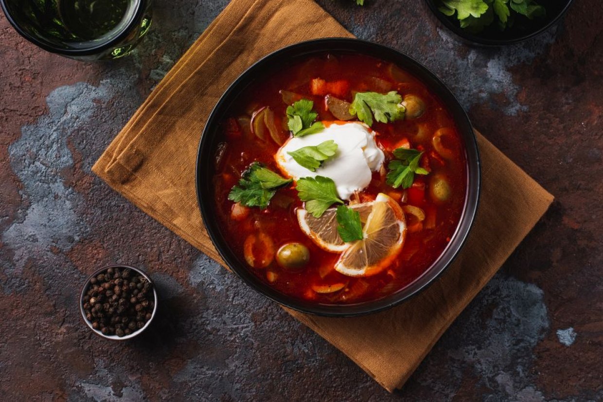 Солянка с колбасой, оливками и лимоном Солянка с колбасой, оливками и лимоном