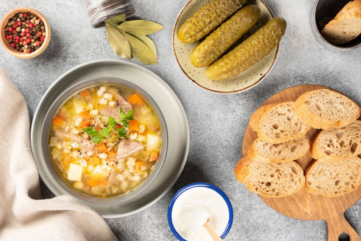 Классический рассольник с курицей и перловкой Классический рассольник с курицей и перловкой