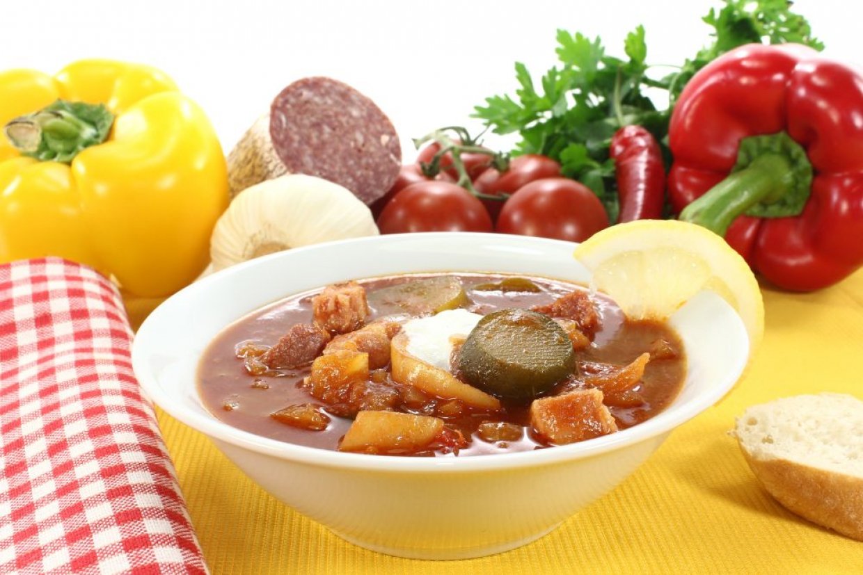 Солянка с колбасой и говядиной