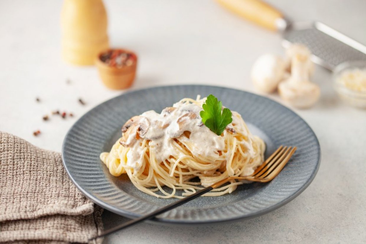 Паста карбонара с беконом, грибами и сливками Паста карбонара с беконом, грибами и сливками