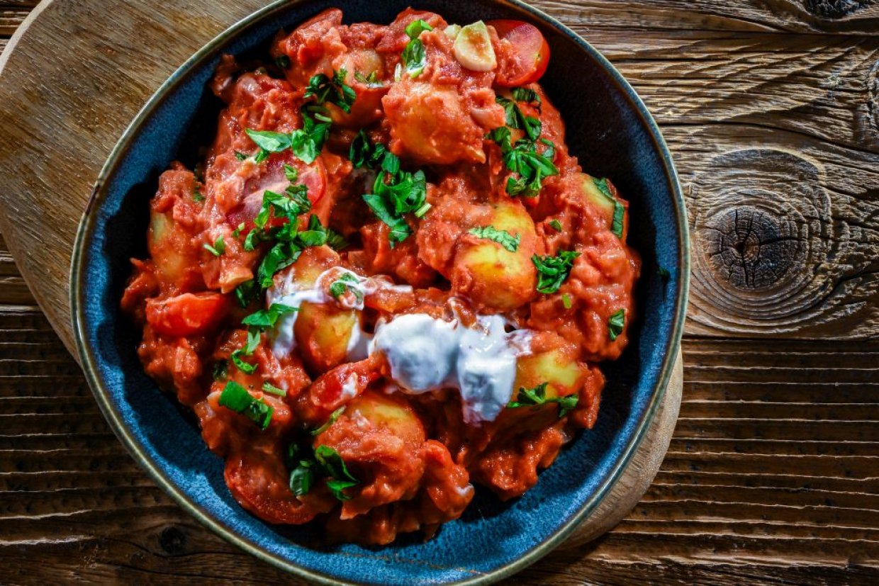 Жареные пельмени с луком и помидорами Жареные пельмени с луком и помидорами