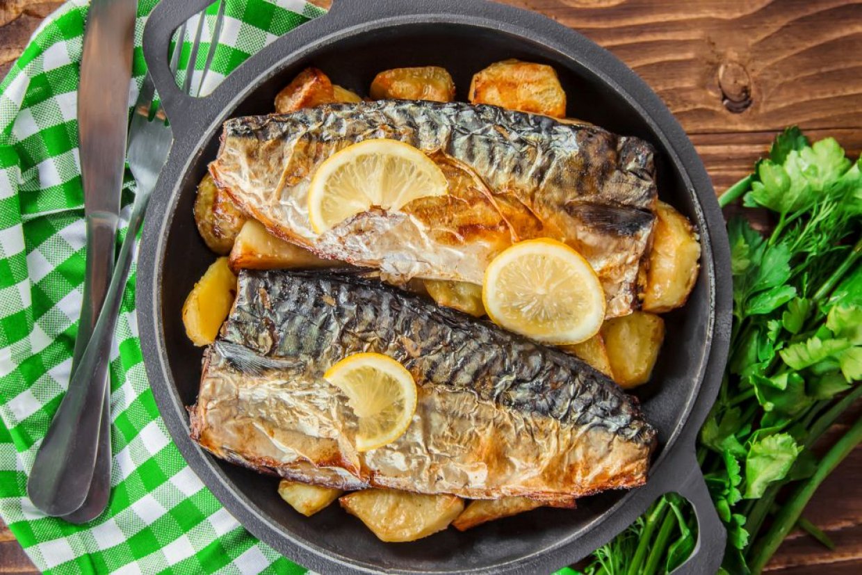 Скумбрия в духовке с картошкой Скумбрия в духовке с картошкой