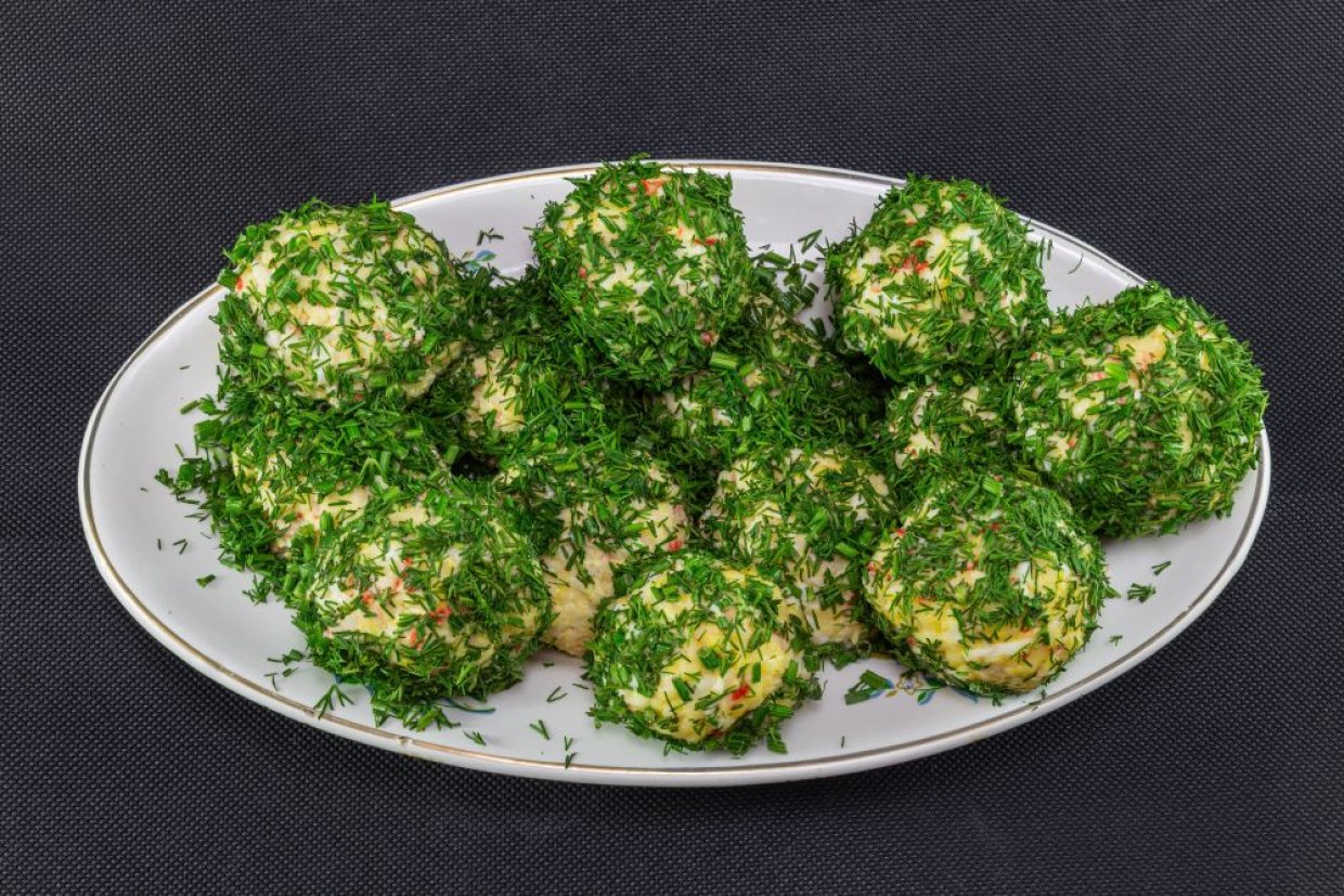 Шарики с селедкой и картошкой в укропе