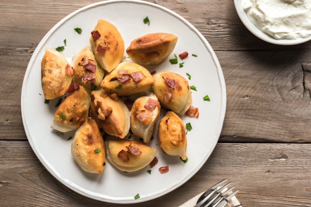 Жареные пельмени с луком Жареные пельмени с луком