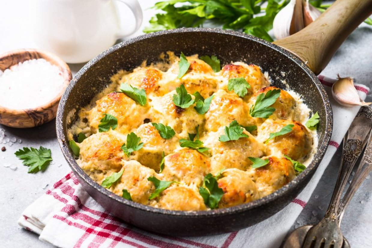 Жареные пельмени со сметаной и сыром Жареные пельмени со сметаной и сыром