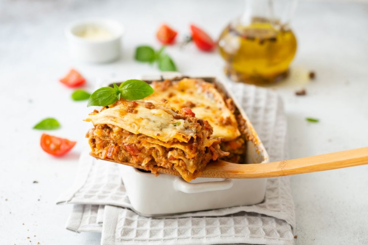 Классическая лазанья с фаршем и с соусом бешамель Классическая лазанья с фаршем и с соусом бешамель