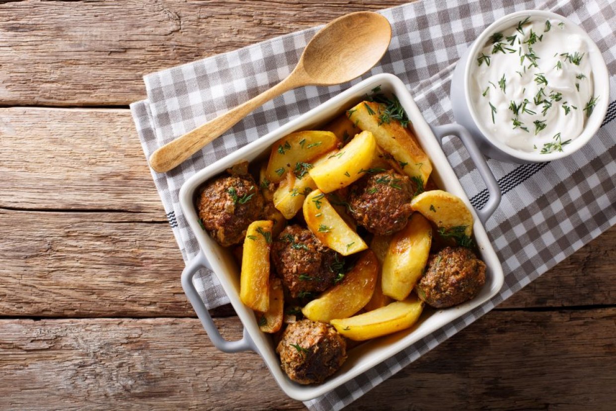 Мясные шарики с картошкой в духовке Мясные шарики с картошкой в духовке