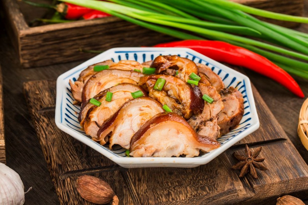 Рулька в луковой шелухе Рулька в луковой шелухе