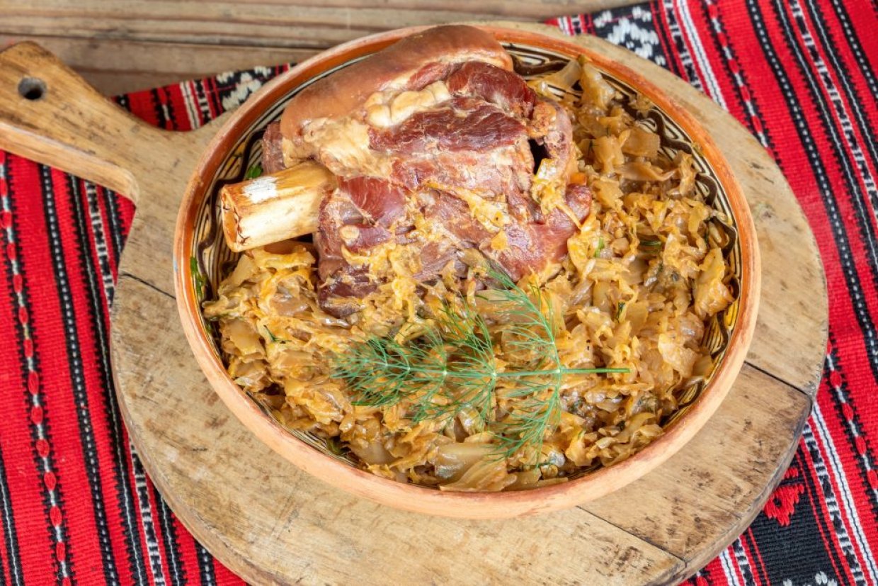 Свиная рулька, запеченная в духовке с капустой квашеной Свиная рулька, запеченная в духовке с капустой квашеной