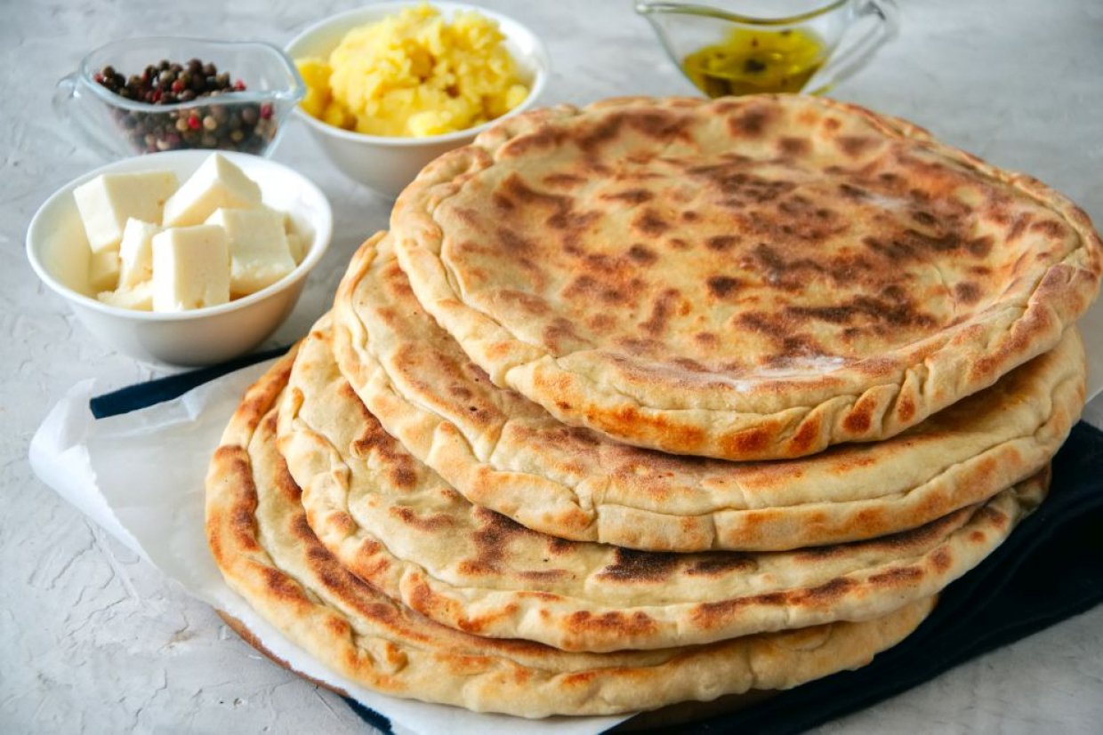 Лепешки с сыром и колбасой на кефире на сковороде Лепешки с сыром и колбасой на кефире на сковороде