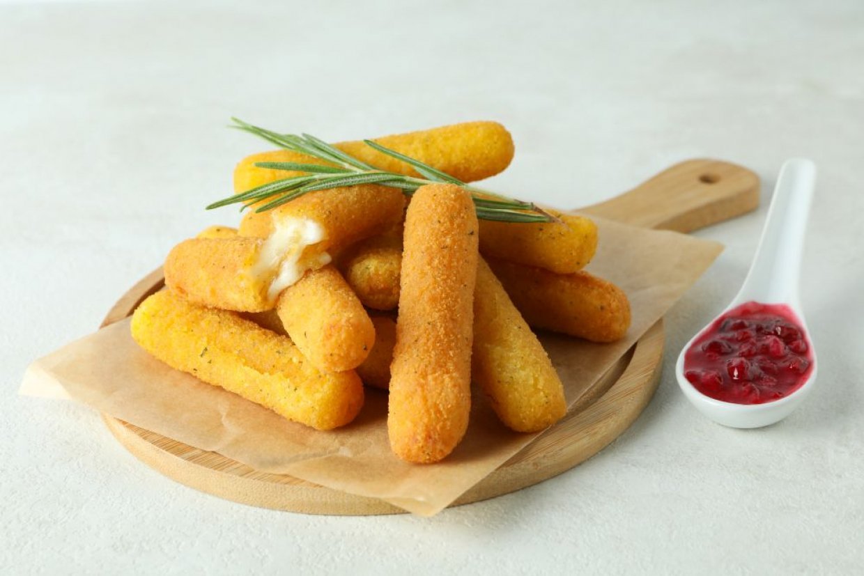 Сырные палочки в кляре с хрустящей корочкой Сырные палочки в кляре с хрустящей корочкой