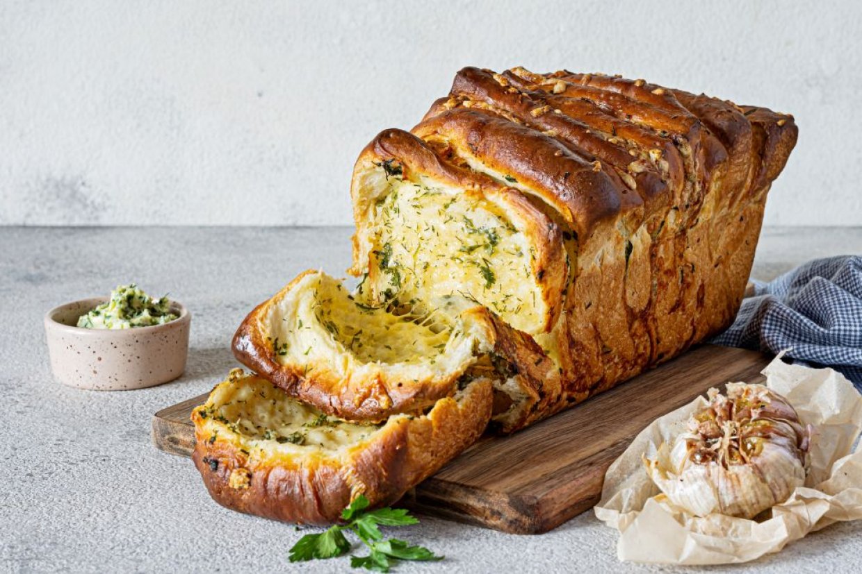 Домашний хлеб с чесноком и сыром в духовке Домашний хлеб с чесноком и сыром в духовке