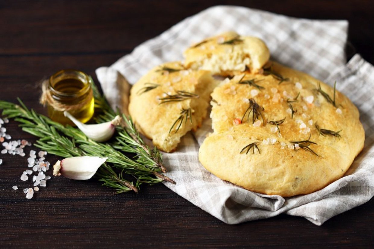 Фокачча с розмарином и морской солью Фокачча с розмарином и морской солью