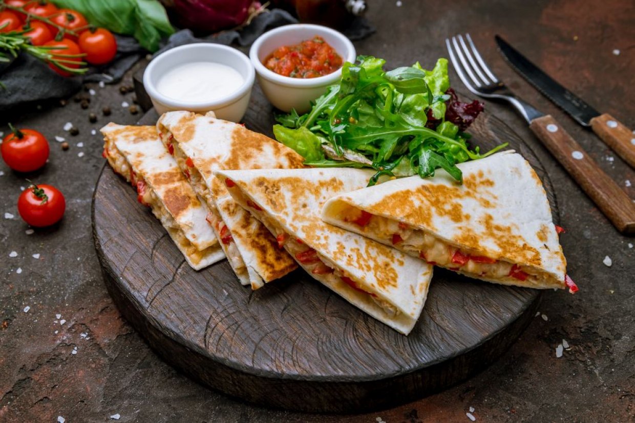 Кесадилья с курицей и плавленым сыром Кесадилья с курицей и плавленым сыром