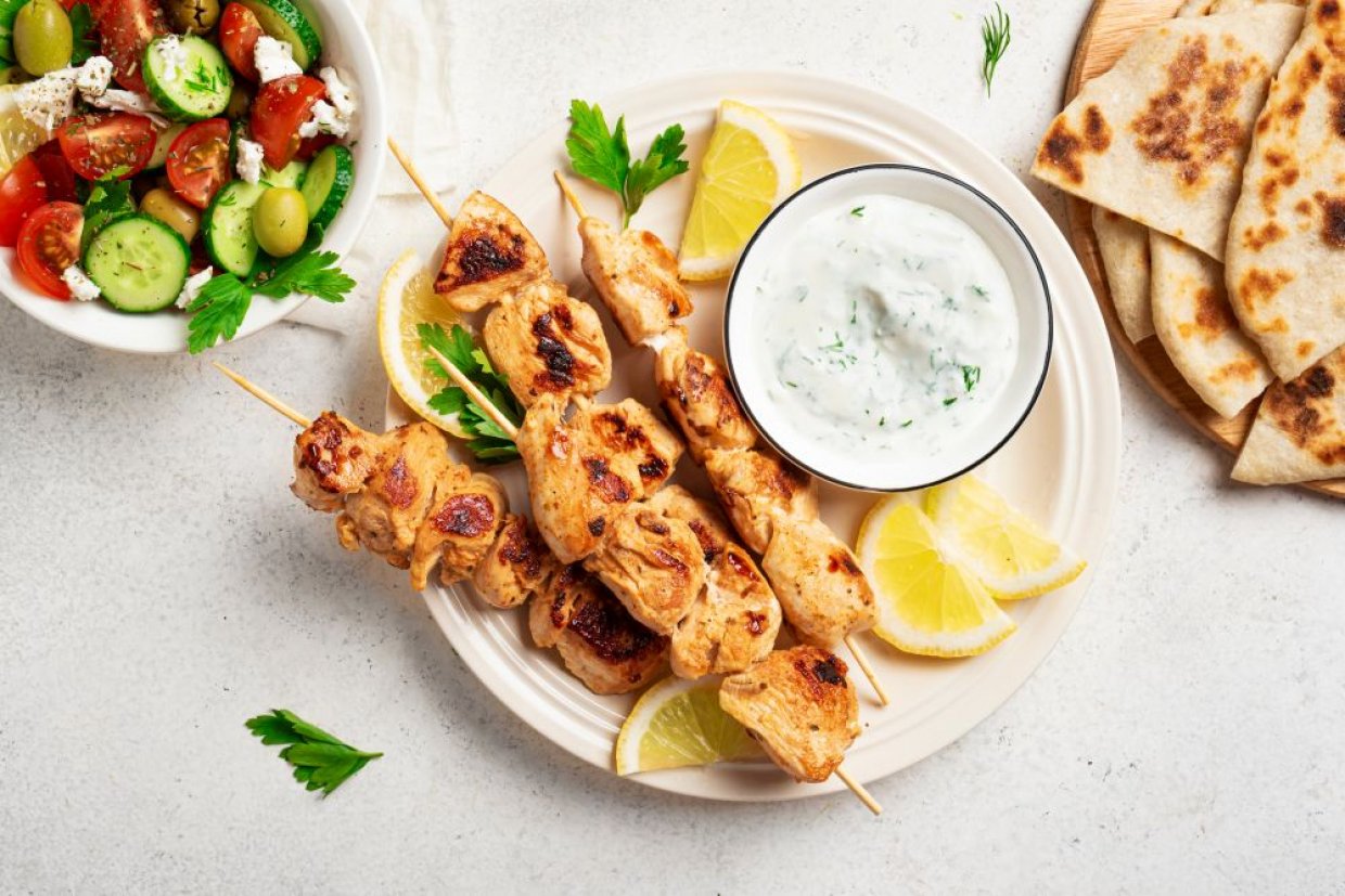 Куриные шашлычки с соусом из йогурта Куриные шашлычки с соусом из йогурта