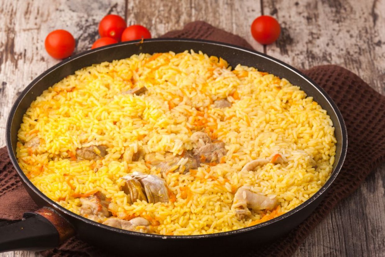 Плов с курицей и специями на сковороде Плов с курицей и специями на сковороде