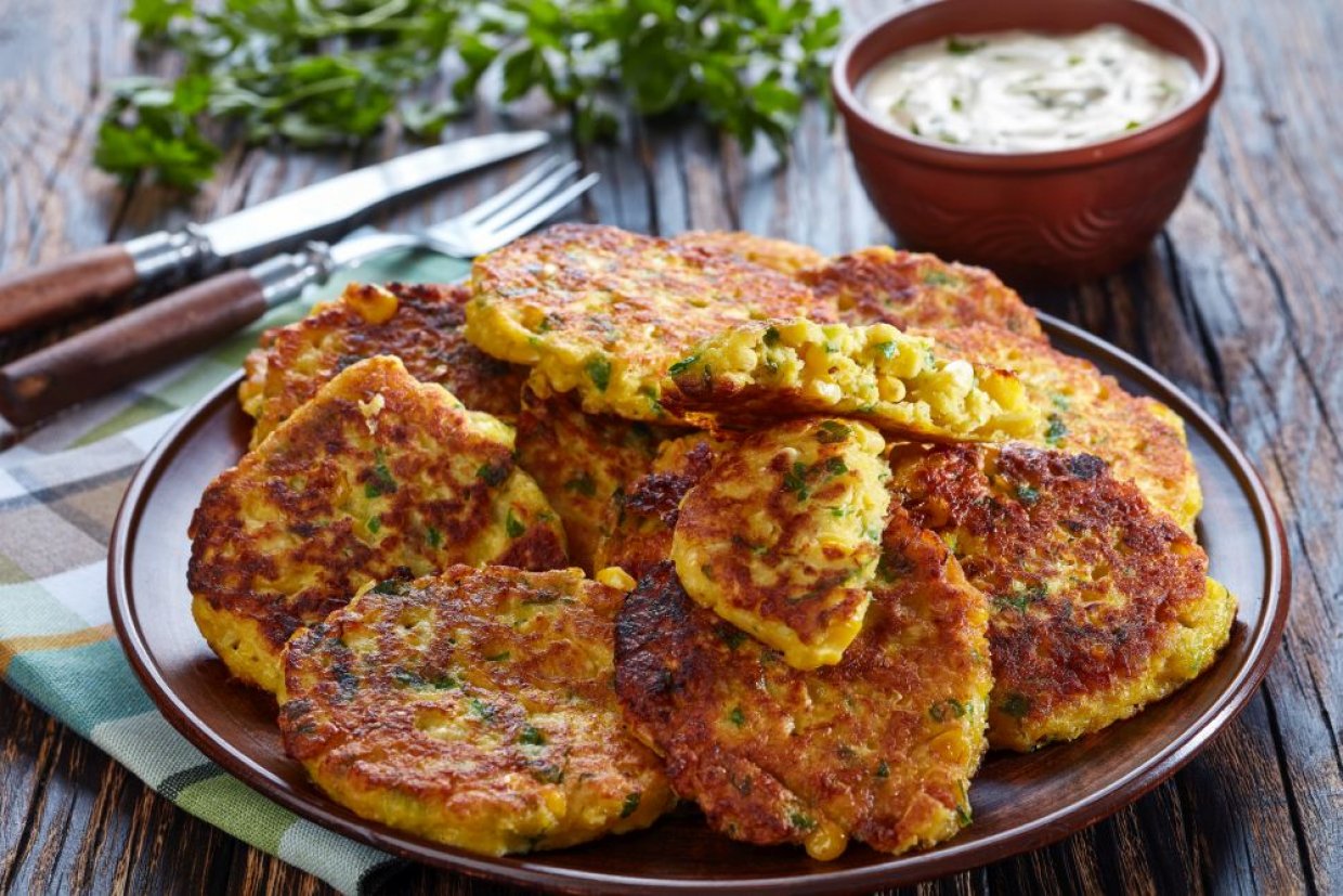 Кукурузные оладьи с сыром и зеленью на кефире без муки Кукурузные оладьи с сыром и зеленью на кефире без муки
