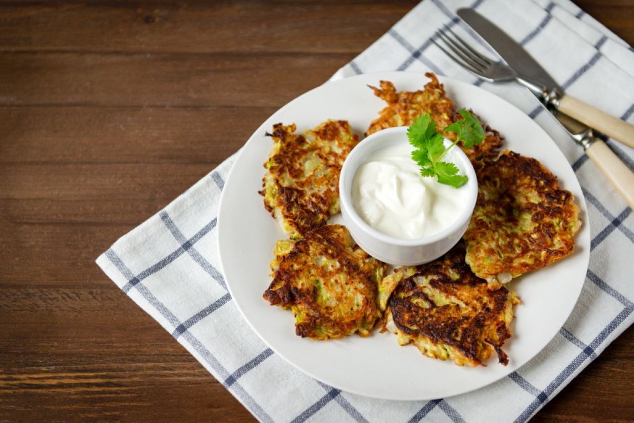 Драники из кабачков и картофеля с чесночным соусом на сметане Драники из кабачков и картофеля с чесночным соусом на сметане