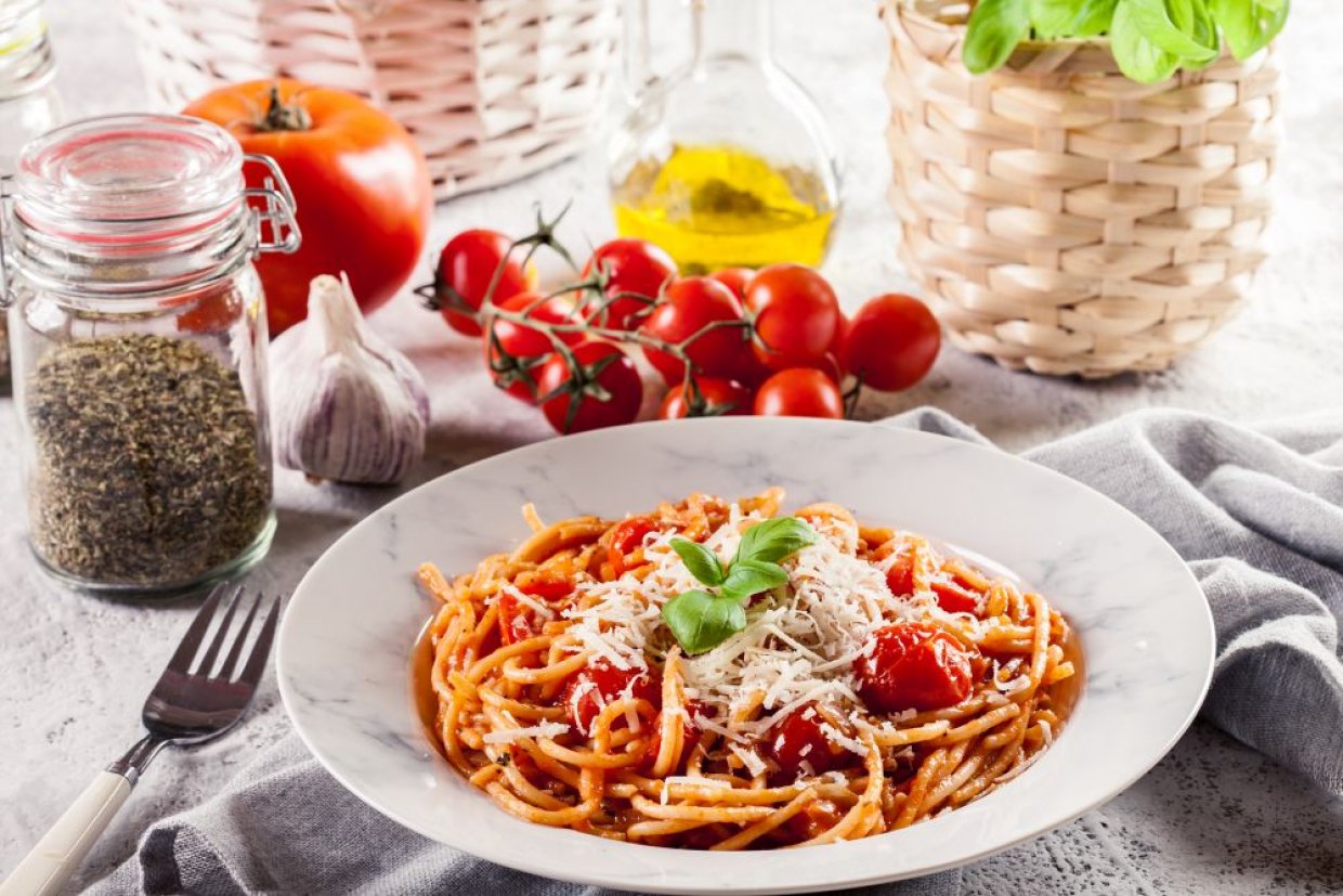 Макароны с тушеными овощами, томатной пастой и сыром Макароны с тушеными овощами, томатной пастой и сыром
