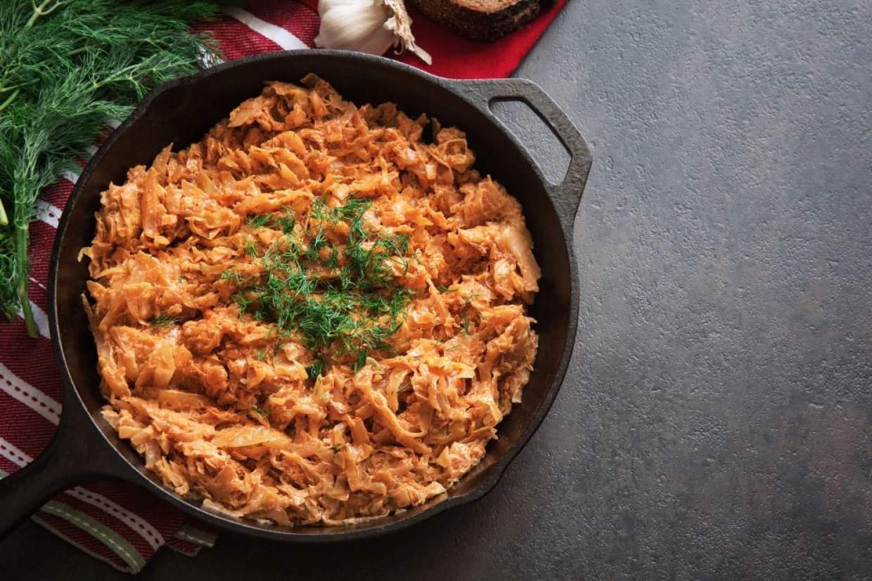 Жареная капуста с яйцом, чесноком и укропом на сковороде Жареная капуста с яйцом, чесноком и укропом на сковороде