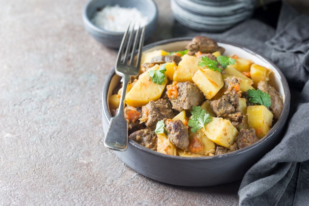 Тушеная картошка с мясом и луком в кастрюле Тушеная картошка с мясом и луком в кастрюле