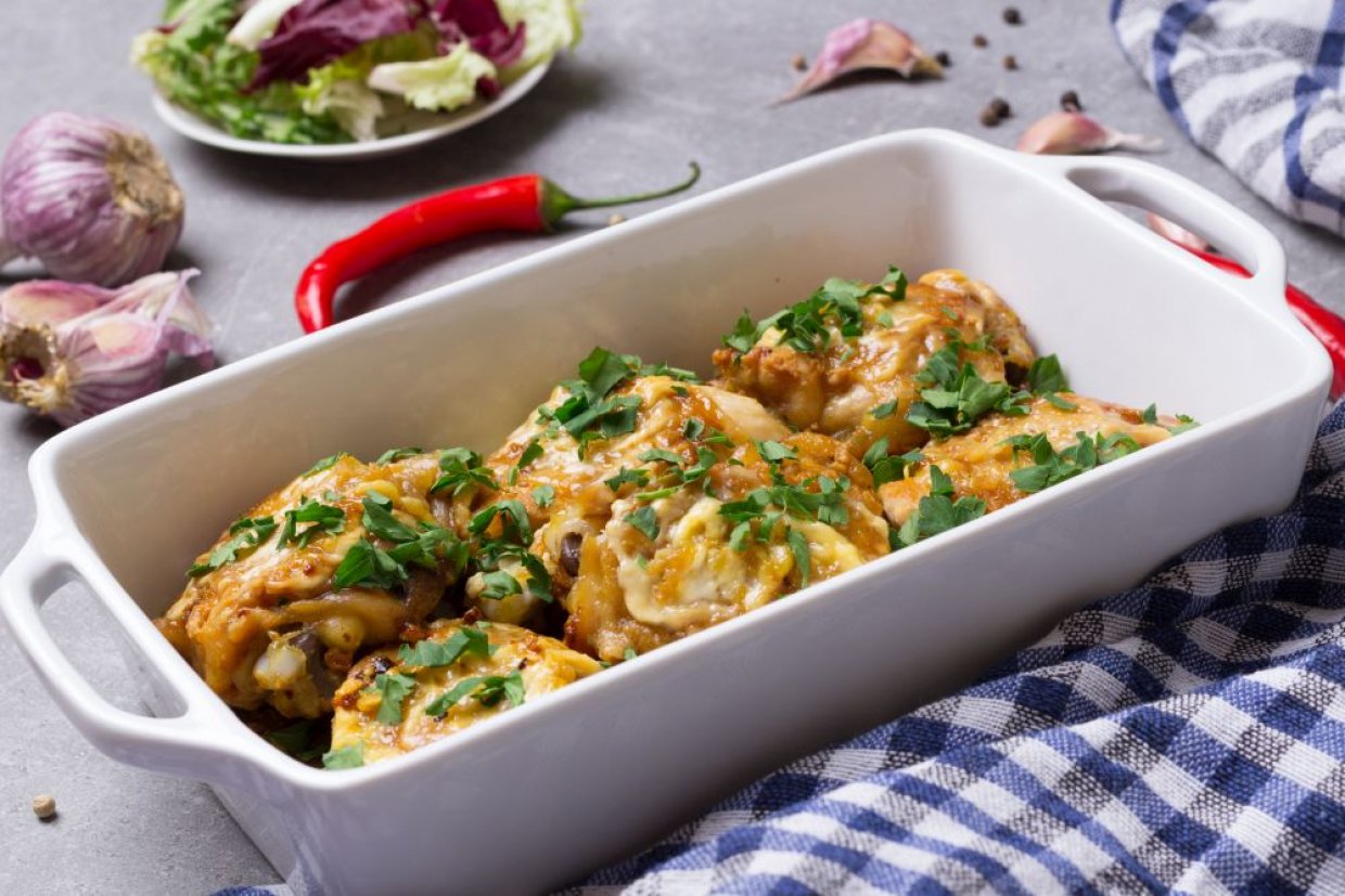 Куриные бедра в духовке с чесноком, сметаной и специями Куриные бедра в духовке с чесноком, сметаной и специями