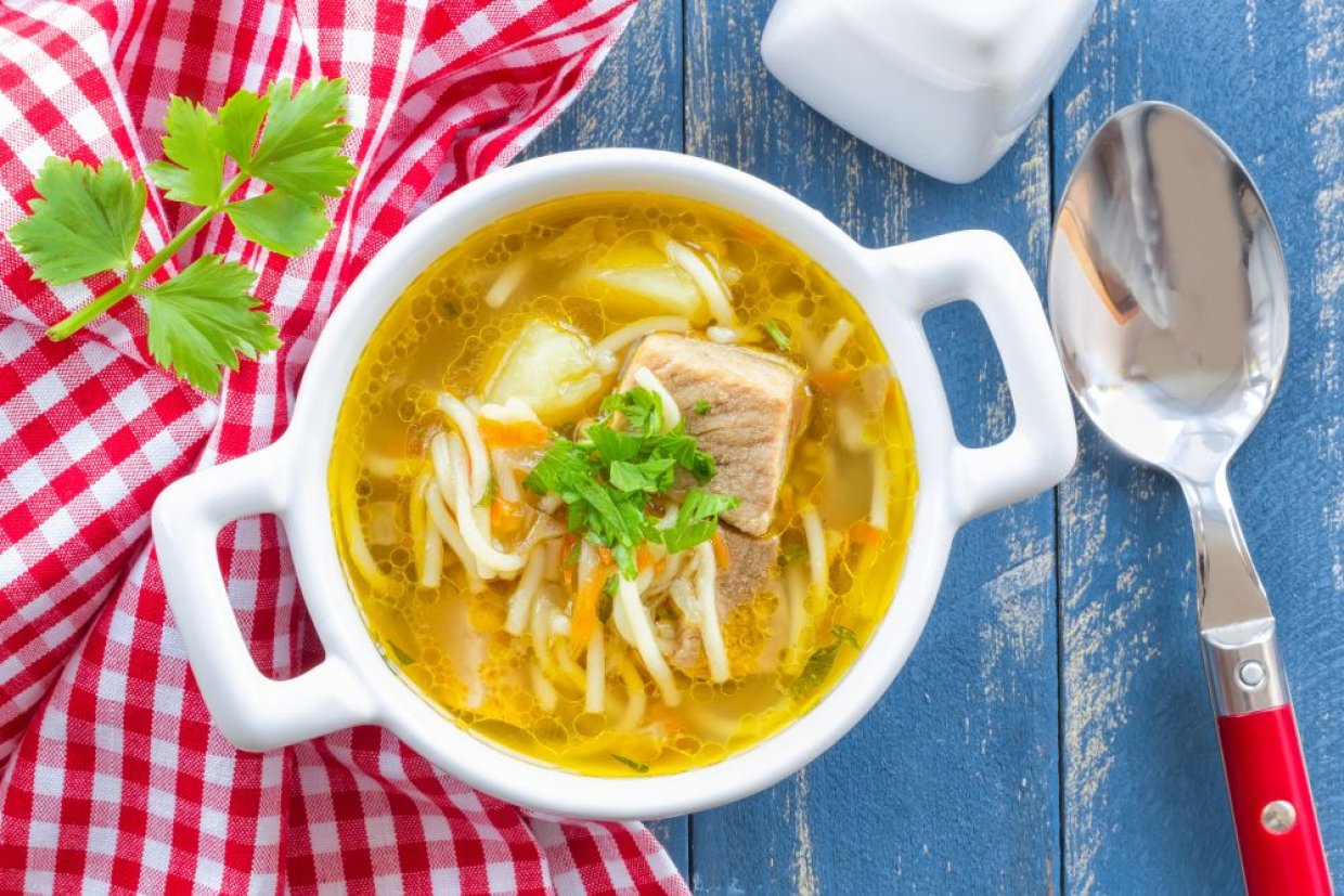 Куриный суп с картофелем, вермишелью и зеленью