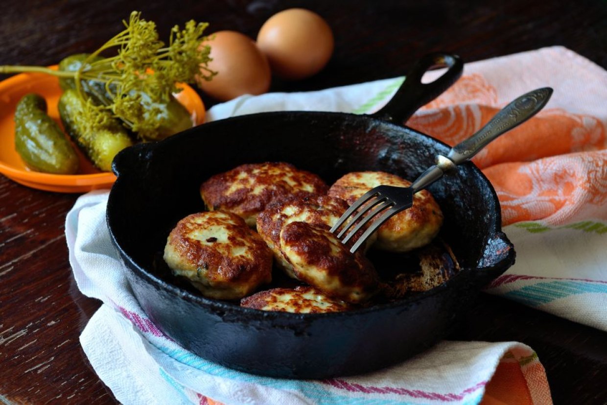 Куриные котлеты с луком и хлебом на сковороде Куриные котлеты с луком и хлебом на сковороде