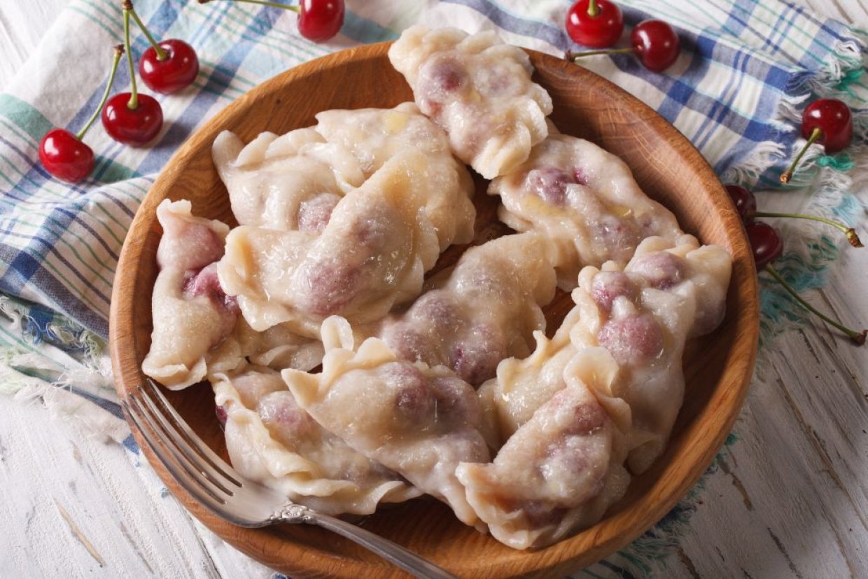 Вареники с вишней, сахаром и сливочным маслом Вареники с вишней, сахаром и сливочным маслом