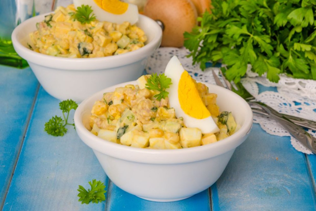 Салат с печенью трески, яйцом и луком Салат с печенью трески, яйцом и луком