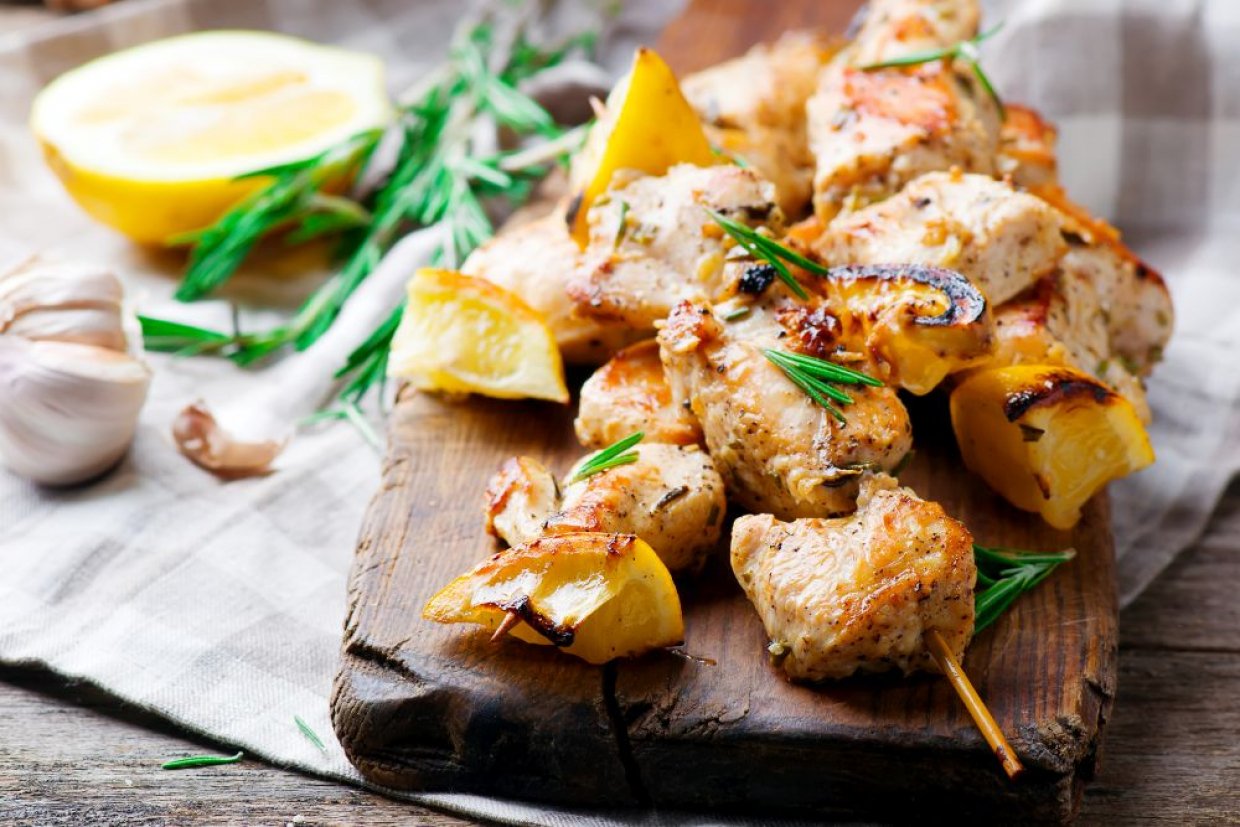 Сочный шашлык из курицы в лимонном маринаде с пряными травами Сочный шашлык из курицы в лимонном маринаде с пряными травами