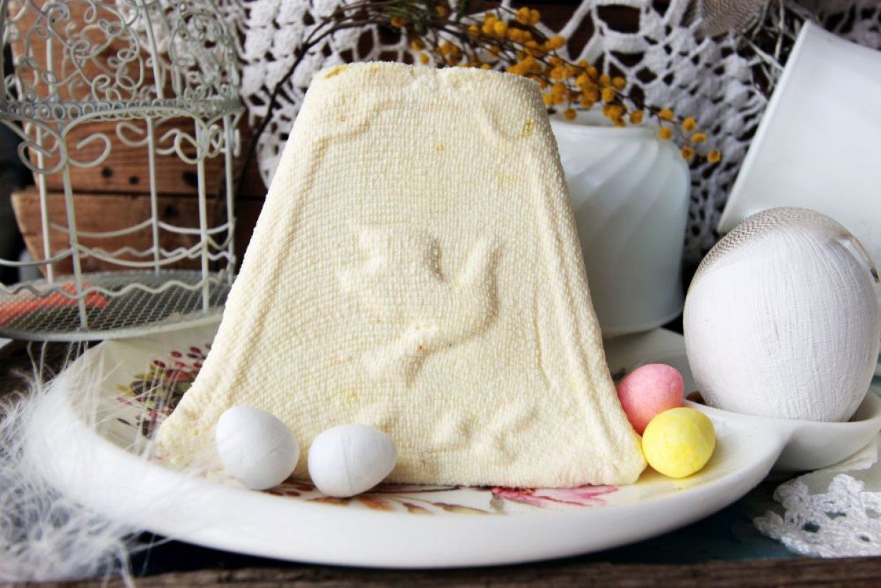 Сырная пасха с белым шоколадом и кокосовой стружкой Сырная пасха с белым шоколадом и кокосовой стружкой