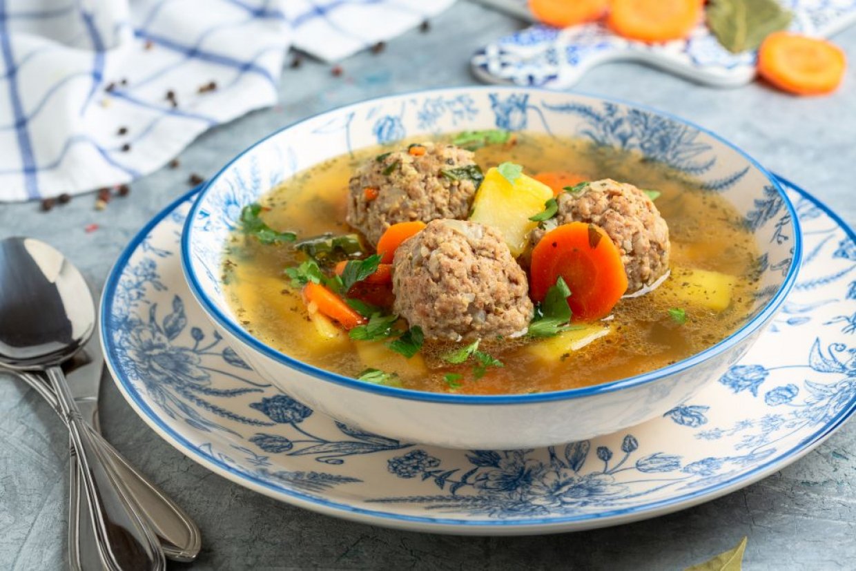 Вкусный домашний суп с фрикадельками, картошкой и морковью