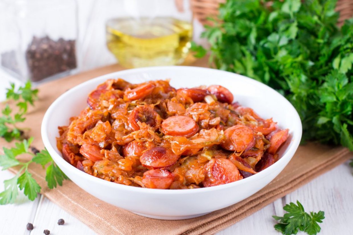 Вкусная и быстрая тушеная капуста с сосисками на сковороде
